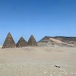 Gebel Barkal a pyramidy stojící bezprostředně u něj