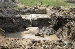 Egyptští a němečtí archeologové objevili v podzemních vodách káhirské chudinské čtvrti části obrovské starověké sochy. Věří, že znázorňuje faraona Ramesse II. FOTO: Reuters